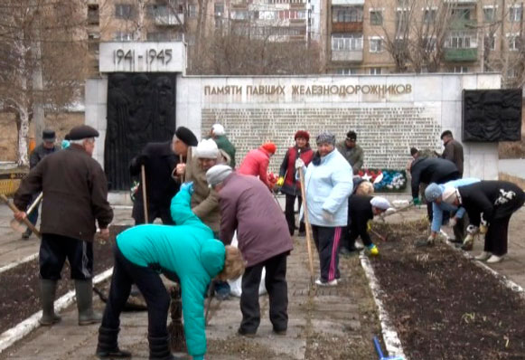 Накануне 9 мая прошел субботник возле Мемориала в районе ж/д вокзала