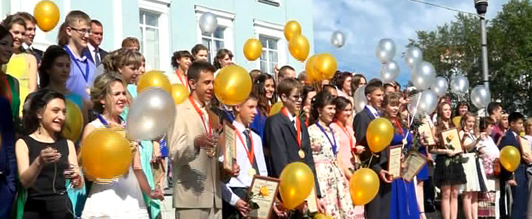 Золотые итоги года с оттенком грусти. Учеников  поздравили с окончанием школы