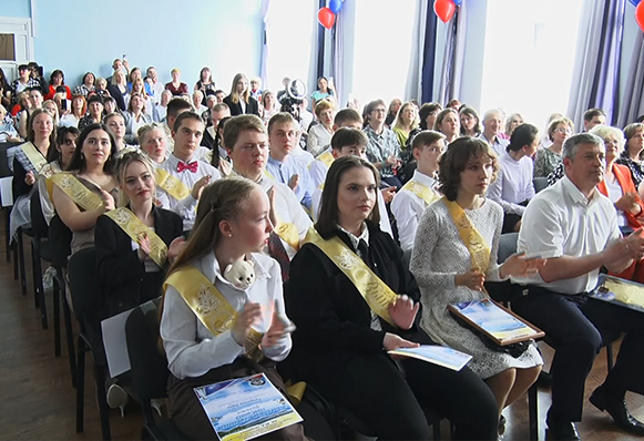 В златоустовских школах прозвенели «последние звонки»