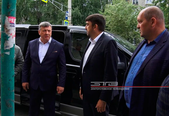 Отстают от графика. Глава округа Максим Пекарский оценил, как идут ремонтные работы в сквере возле памятника Ивану Бушуеву