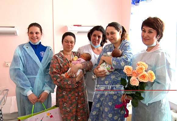 Работники ЗАГСа поздравили малышей, которые родились 8-го марта