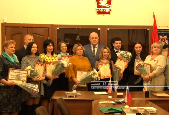 Сердца отдают детям. В городской администрации назвали имена лучших педагогов