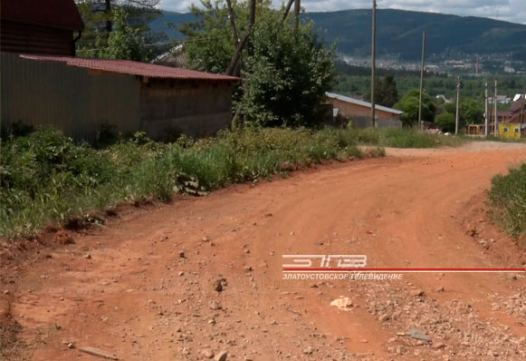 В поселок ЦУП отгрейдировали второй основной въезд