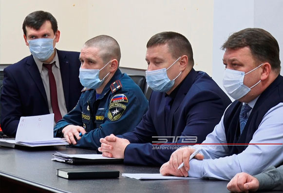 Уборка снега, демонтаж незаконных рекламных конструкций и работа по реорганизации системы теплоснабжения района метзавода – основные темы совещания при главе округа