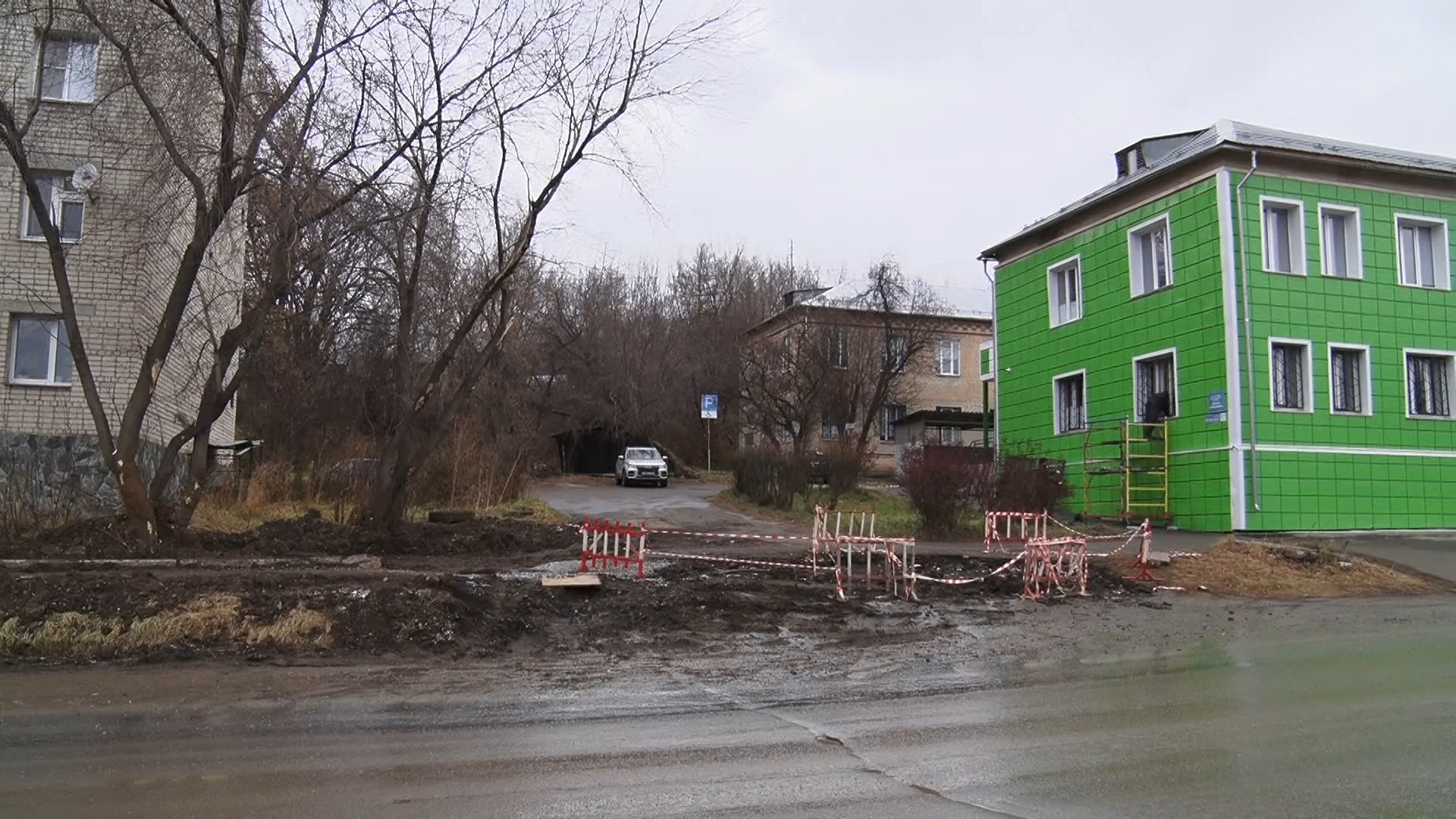 На улице Полетаева продолжается ремонт водопровода