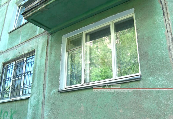 В Златоусте пенсионерка объявила войну курящим соседям