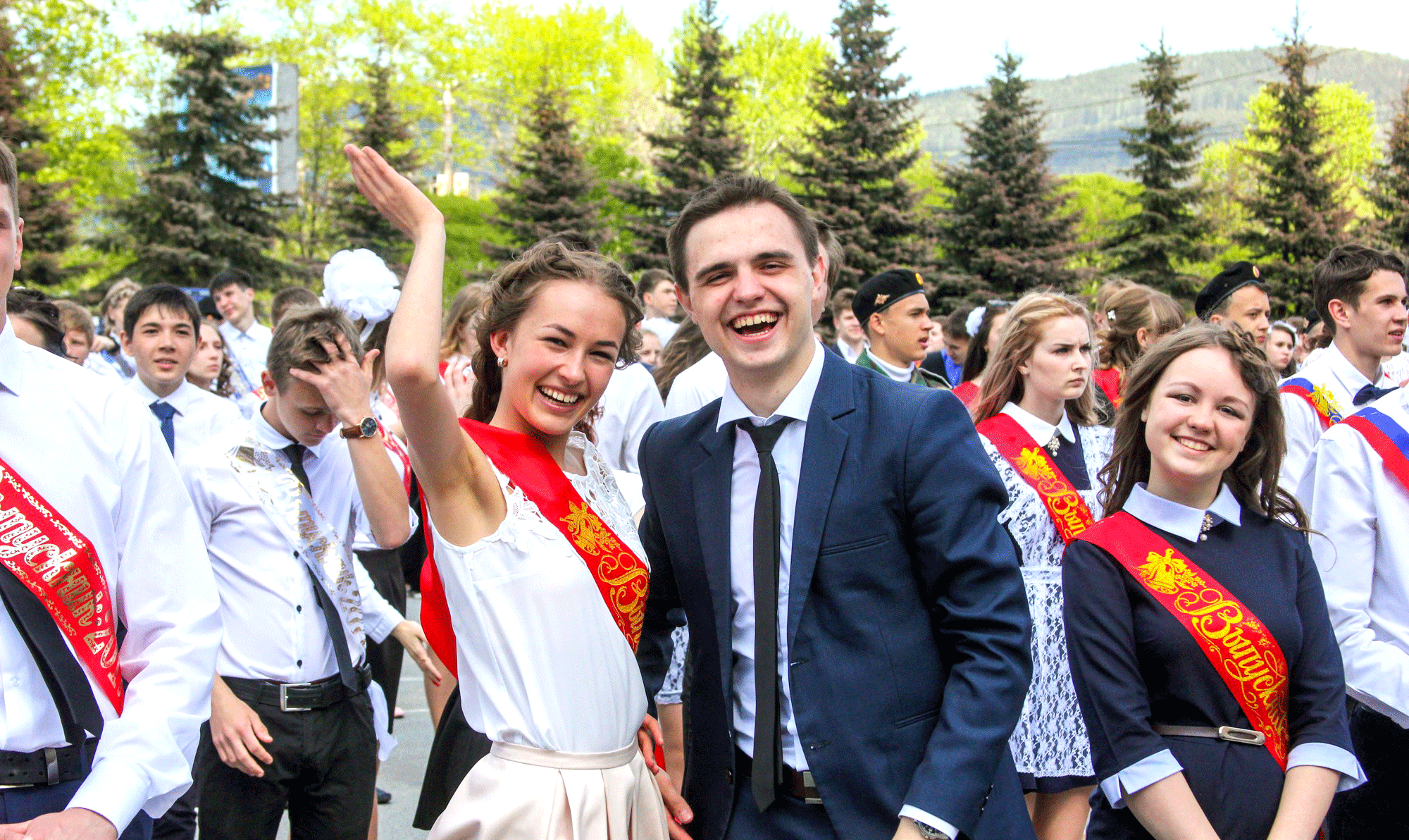 НАЙДИ СЕБЯ В КАДРЕ! В Златоусте состоялся самый грандиозный танцевальный флешмоб в Челябинской области – «Школьный вальс»