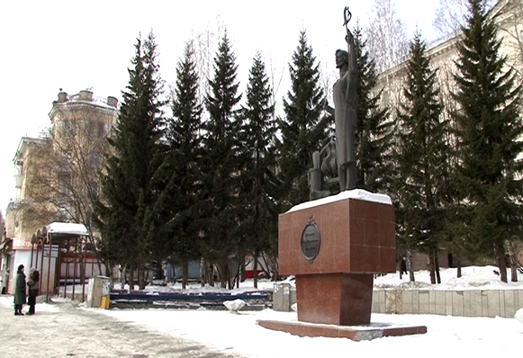 Площадь у памятника Бушуеву у железнодорожного вокзала - не место для парковок