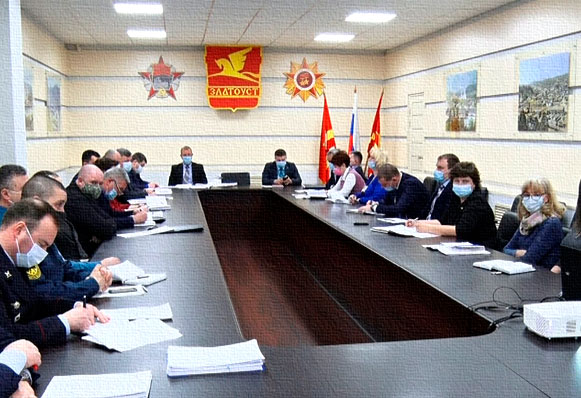 Очистка дорог, лестничных маршей и крыш от снега и наледи – одна из главных тем прошедшего аппаратного совещания в администрации округа