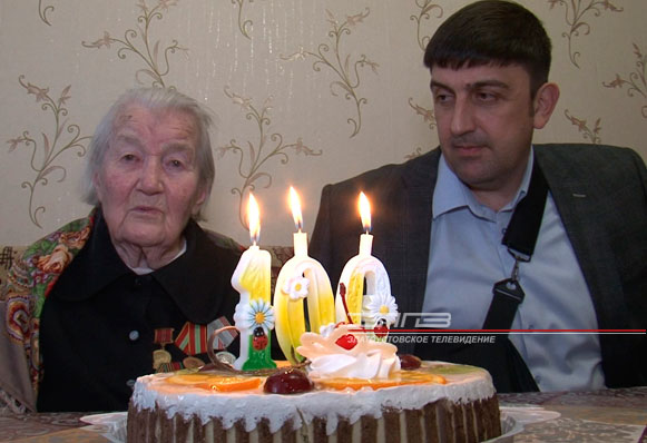 Труженице тыла Марии Патраковой вручили медаль в честь 75-летия Победы