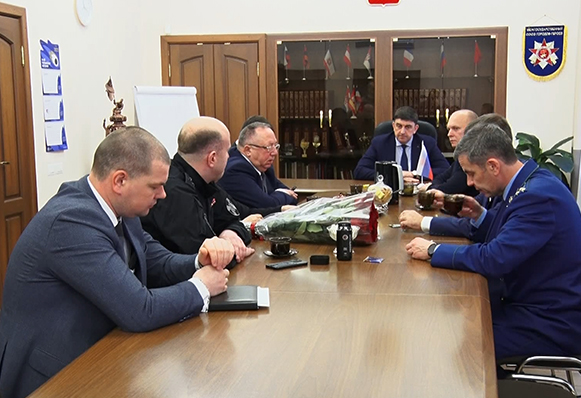 Глава округа Максим Пекарский поздравил Сергея Зяблова с Днем Героев Отечества