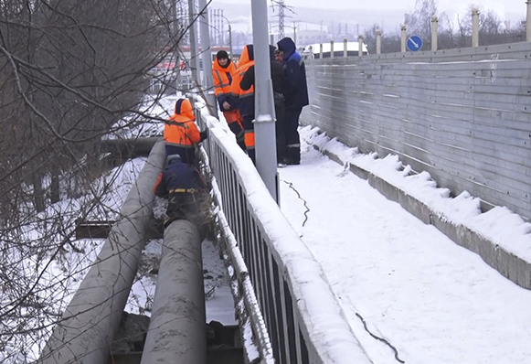 В Златоусте устранили коммунальную аварию на «парящем» мосту