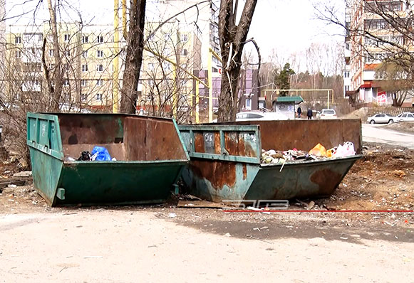 От веток и бытового мусора уже очистили район железнодорожного вокзала. Сегодня работы идут на проспекте Гагарина