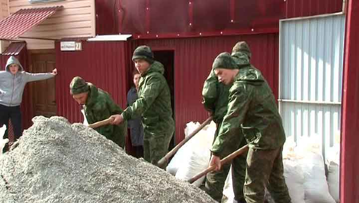 Мешки с отсевом против большой воды. Поселок Кировский готовится к половодью