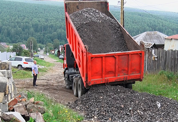 Уплотнили аварийный участок. Более 100 тонн посыпочного материала завезли на улице Дегтярскую