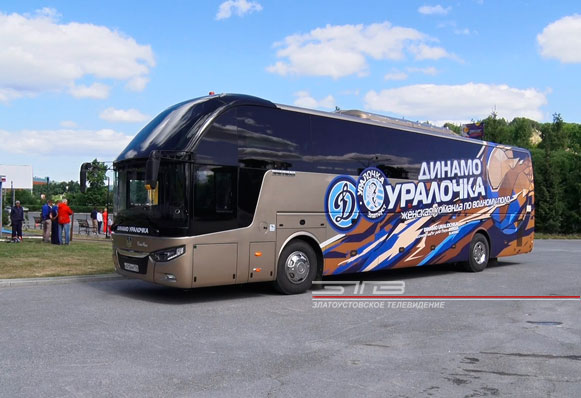 К чемпионским поездкам готовы. Новый автобус ватерпольной «Динамо-Уралочки» оформили символикой клуба