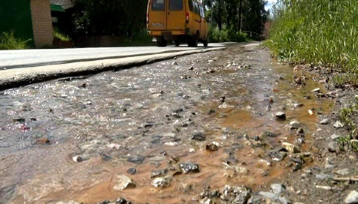 Жители улицы Полетаева пожаловались на серьёзную утечку воды