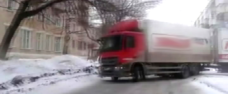 Опутали сетями. Большегрузы одного из сетевых магазинов парализовали движение транспорта