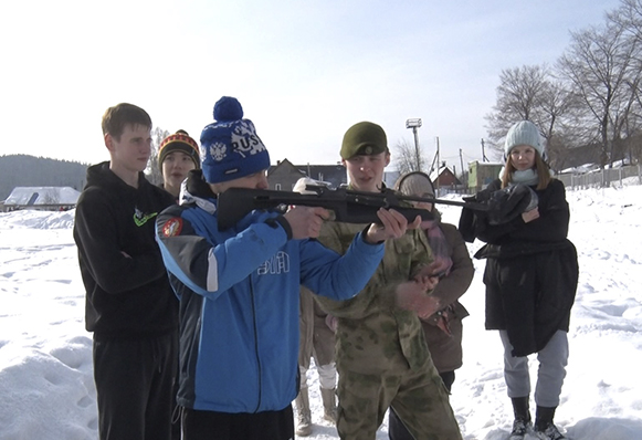 Ученики школы №90 проявили себя в военно-спортивной игре «Зарница»