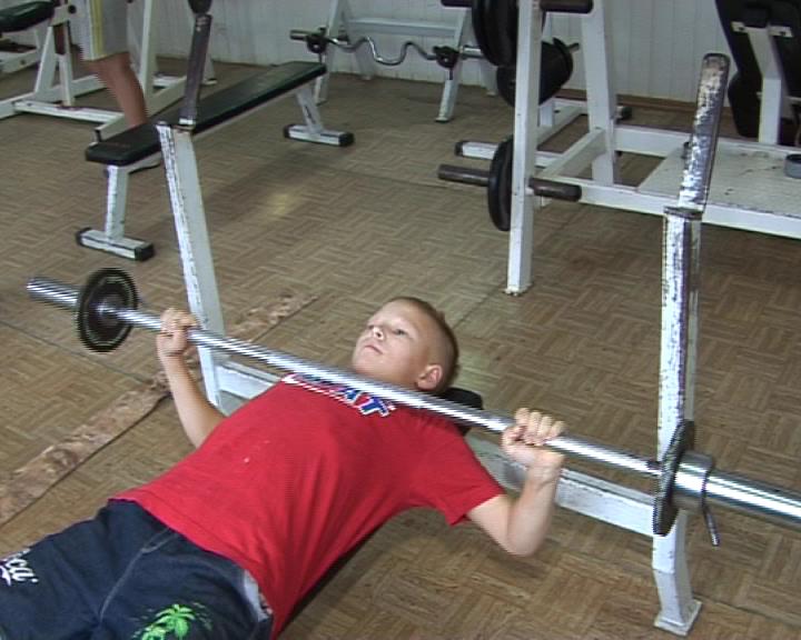 12-летние спортсмены показали бицепсы