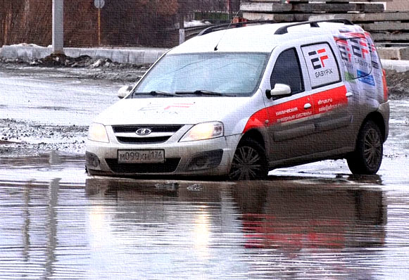 В ловушку попал даже междугородний автобус. В районе здания налоговой образовалась огромная лужа с двойным дном