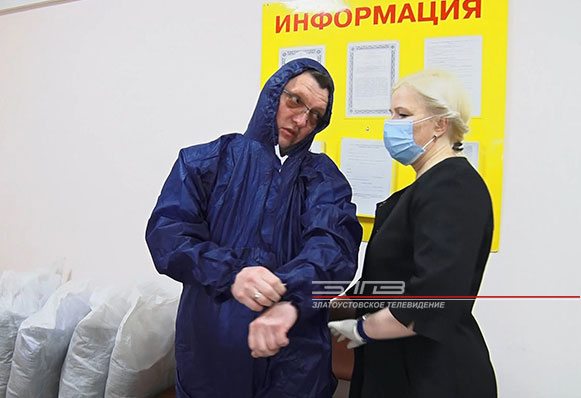 Ольга Мухометьярова передала партию защитных костюмов сотрудникам подстанции скорой помощи