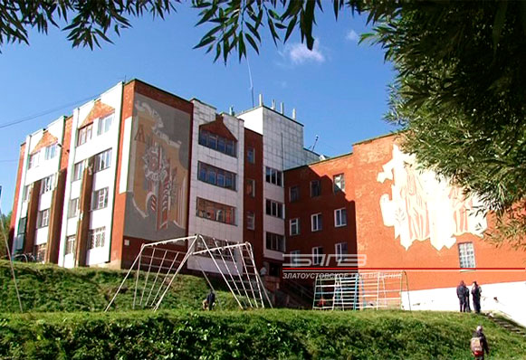 В Златоусте потушили условный пожар в одном из крупнейших образовательных учреждений города