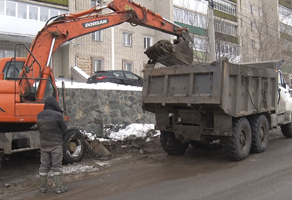 В районе машиностроительного завода продолжается устранение коммунальной аварии