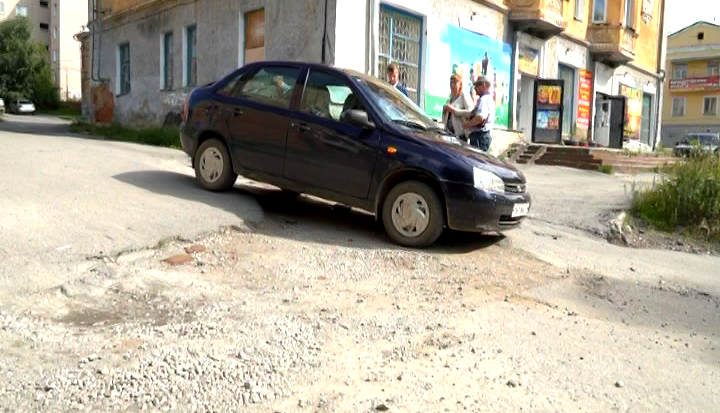 Заехать во двор – настоящая проблема для жителей улицы Некрасова