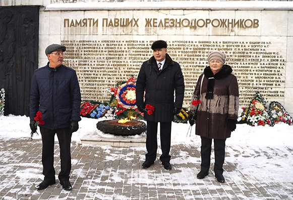 У Мемориала павшим железнодорожникам прошёл торжественный митинг