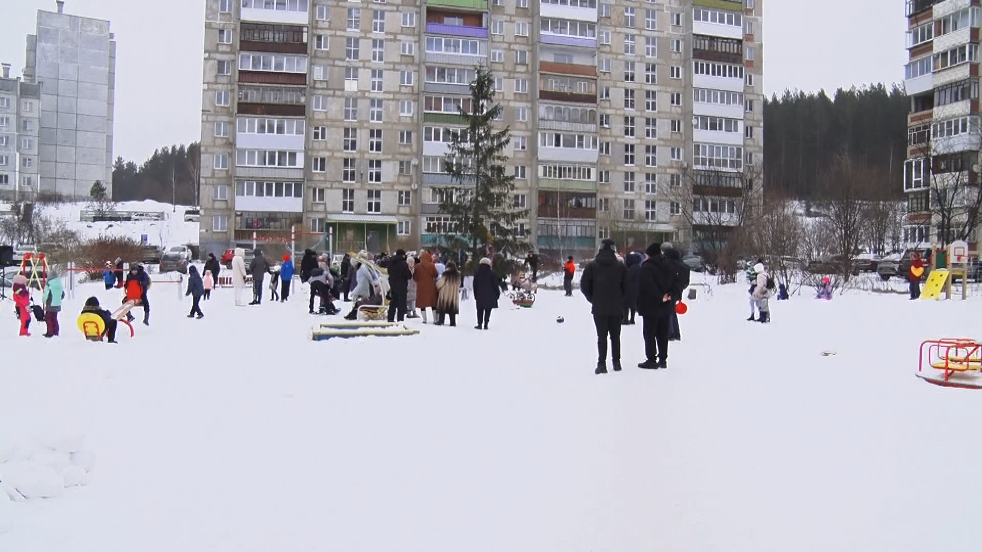 Подарили новогоднее настроение жителям округа и депутаты городского Собрания