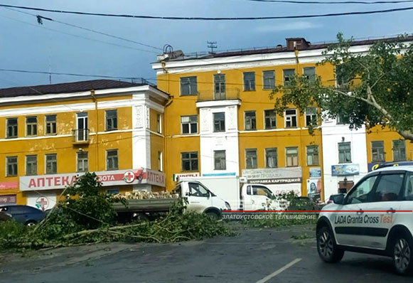 Удар стихии ощутили все районы города. В минувшую пятницу ураган небывалой силы обрушился на Златоуст