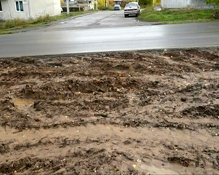Жители жалуются на неаккуратных коммунальщиков