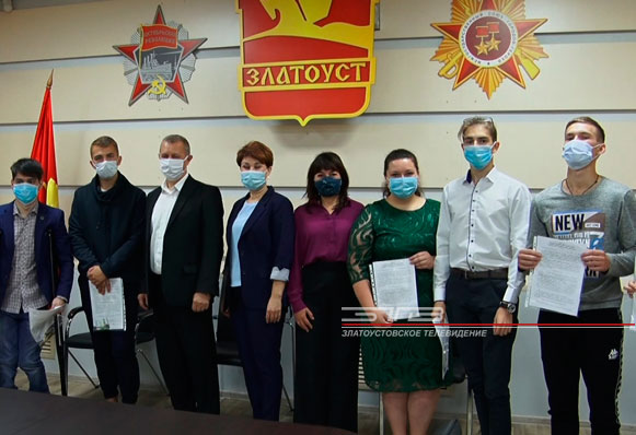Долгожданное новоселье. В городской администрации вручили ключи от квартир юным златоустовцам, которые остались без попечения родителей