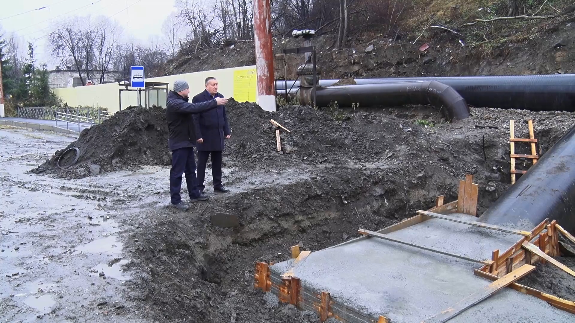 На улице Кирова продолжается замена напорного коллектора.