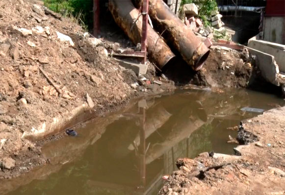 Из-за порыва трубопровода без горячей воды остались 22 многоквартирных дома