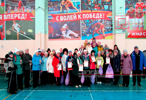 Сквозь снег и метель дошли до финиша участники соревнований по скандинавской ходьбе