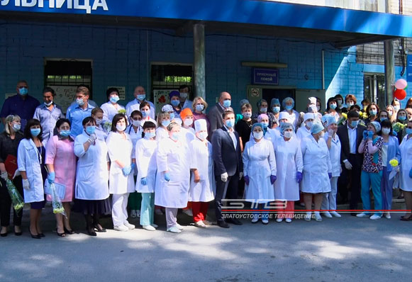 Глава округа Максим Пекарский и депутаты городского Собрания поздравили медицинских сотрудников с профессиональным праздником
