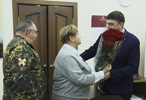 Глава округа Максим Пекарский поздравил Героя России Сергея Зяблова