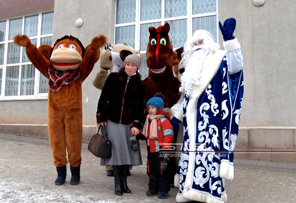 Новогодние игрушки на главных улицах города. В прошедшие выходные жители и гости Златоуста могли сфотографироваться с персонажами мультфильмов и сказок