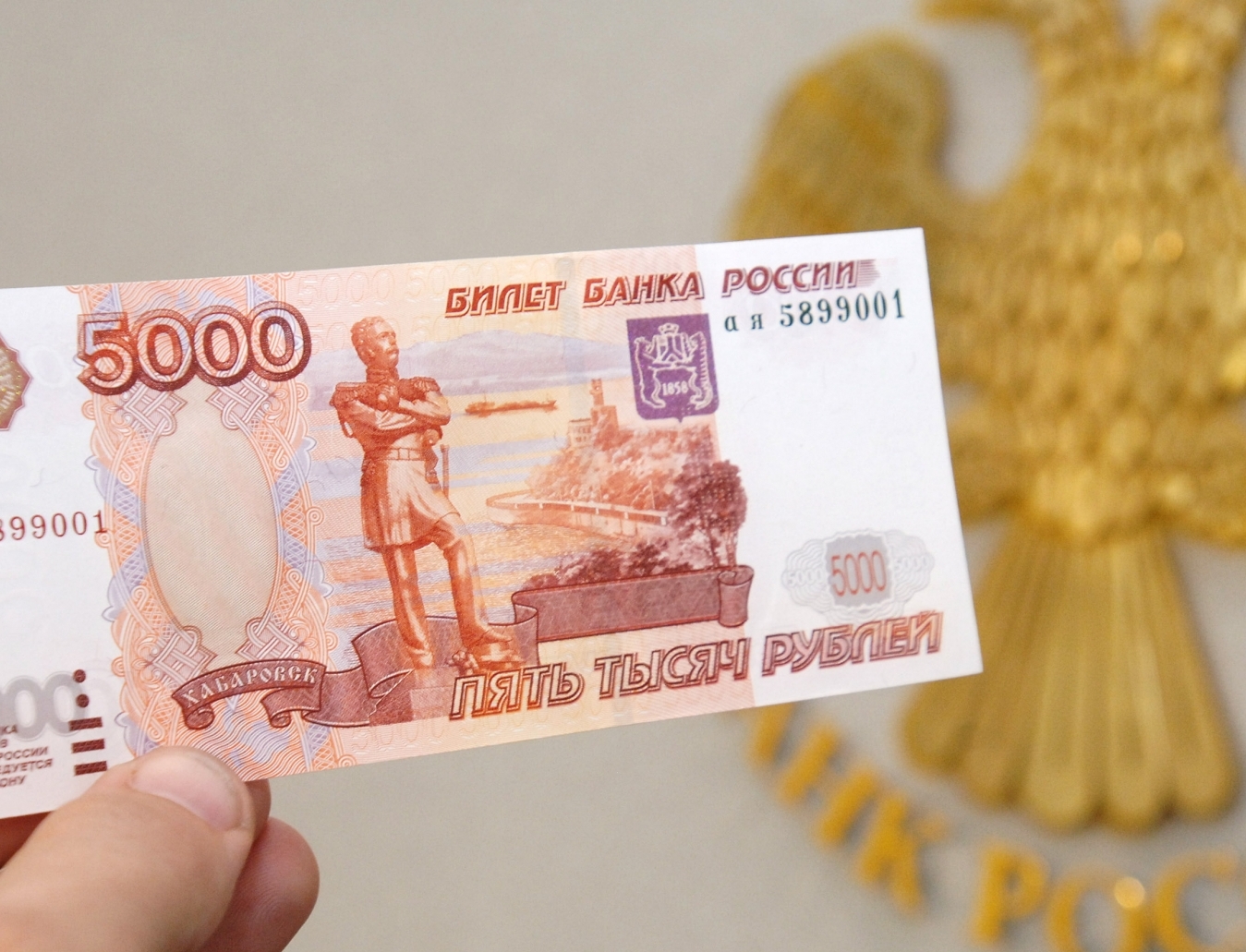 В январе 2017 года все российские пенсионеры получат пять тысяч рублей