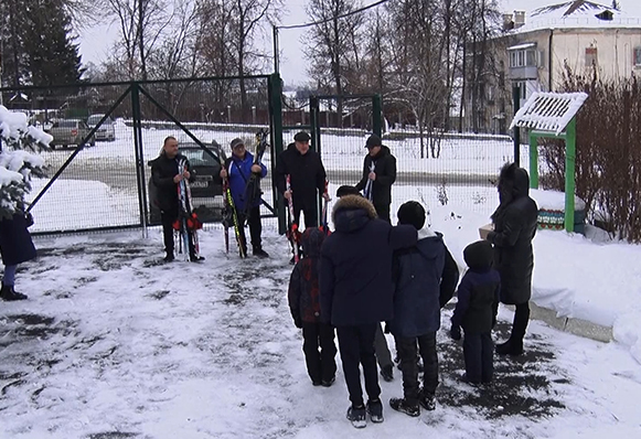 Центру помощи детям, оставшимся без попечения родителей, подарили лыжи
