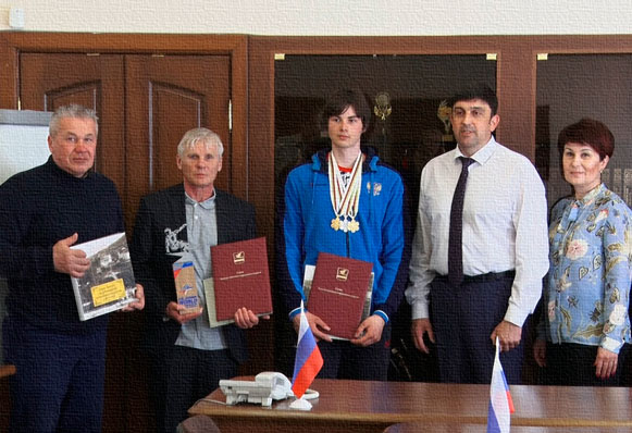 Глава округа Максим Пекарский поздравил сноубордиста Ярослава Степанко
