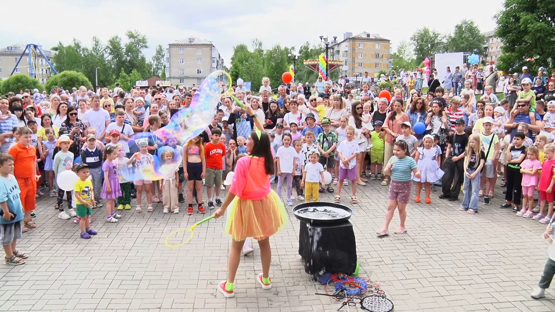 В городских скверах и парках масштабно отпраздновали День защиты детей