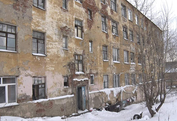 Жители дома №5 на улице Бушуева уже несколько лет живут в настоящем хаосе 