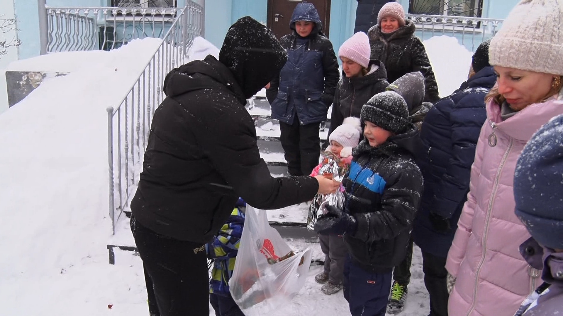 «Уралочки» поздравили юных златоустовцев с наступающим Новым годом
