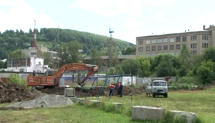 Водоканал заменяет многолетний магистральный водопровод между «Металлургом» и хоккейным кортом
