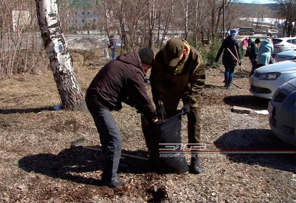 Сотрудники городской администрации навели порядок в историческом центре Златоуста
