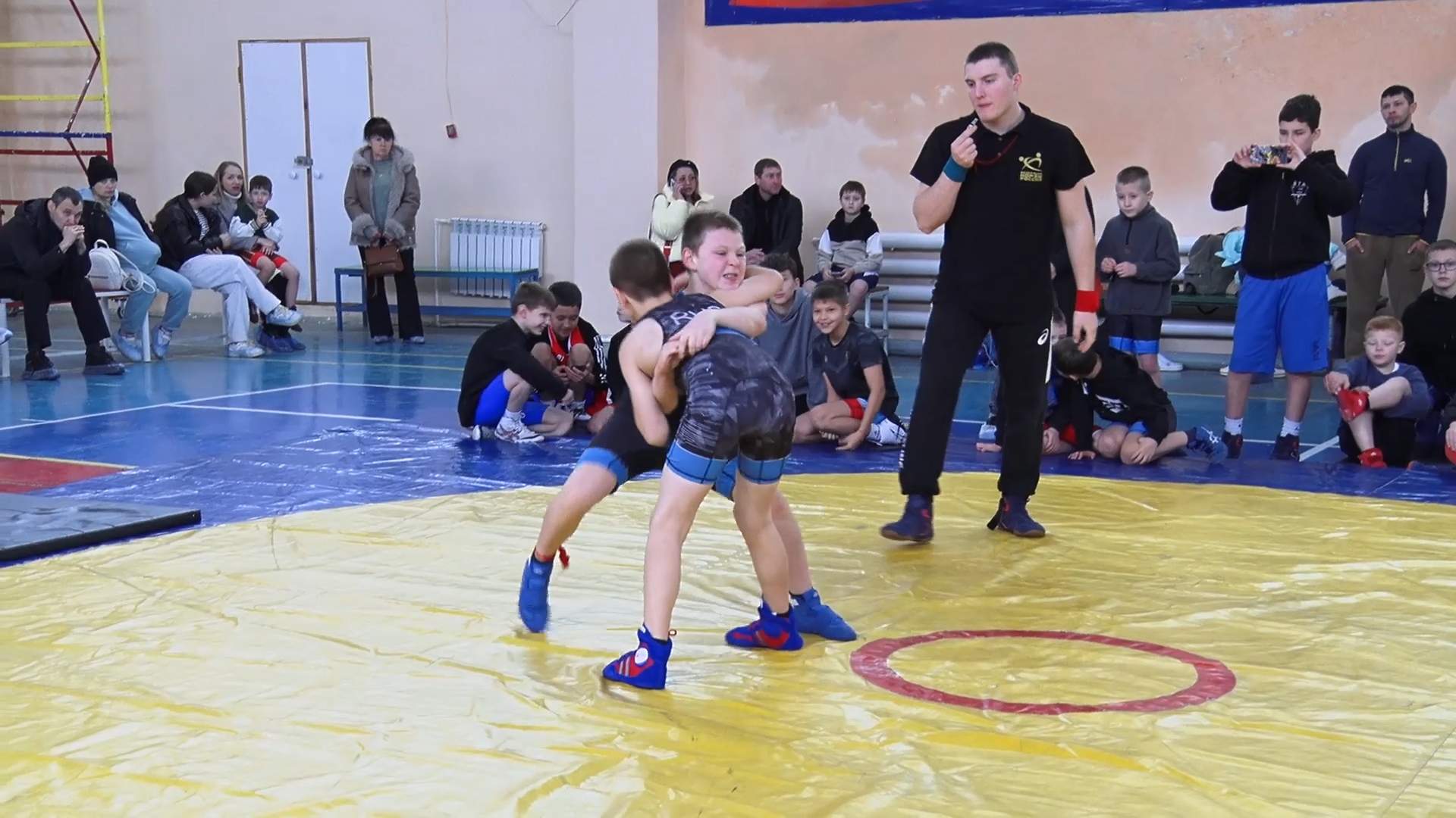 В спортивном комплексе «Строитель» в честь Дня народного единства состоялся открытый городской фестиваль единоборств