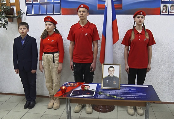 В школе №41 открыли Парту Героя в честь выпускника Евгения Акимова